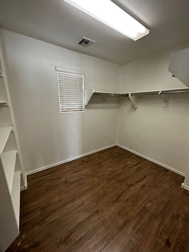 Building Photo - 4 BEDROOM HOME IN RAY RANCH