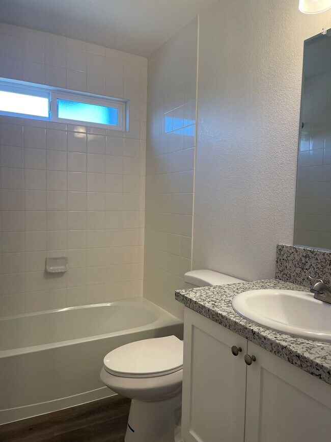 Building Photo - Townhouse in a gated community near Creeks...