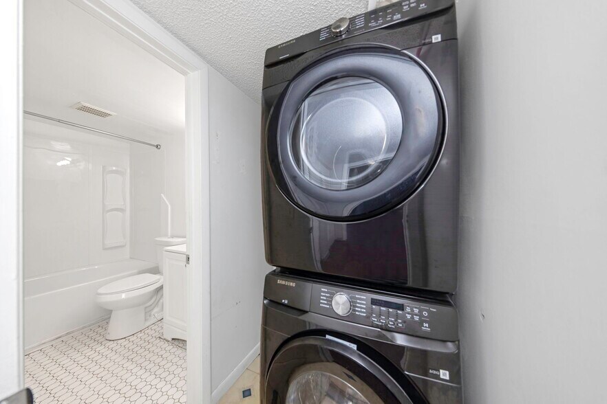 Building Photo - 621 99th Ave N