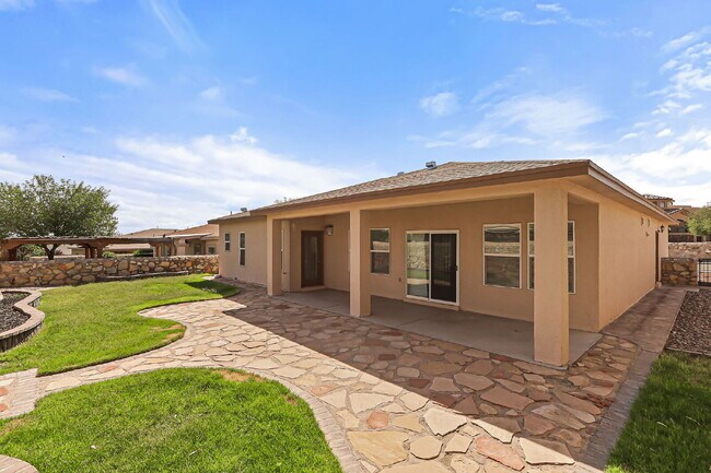 Building Photo - "Spacious 4-Bed Oasis with Granite Touches...