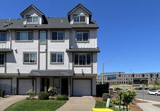 Building Photo - Stunning Corner-Unit Townhome with 4th Bedroom Private Suite in River Terrace, Bonus Room, Pool, ...
