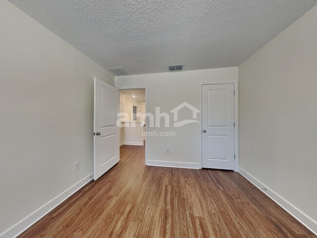 Building Photo - 905 Walden Pond Dr