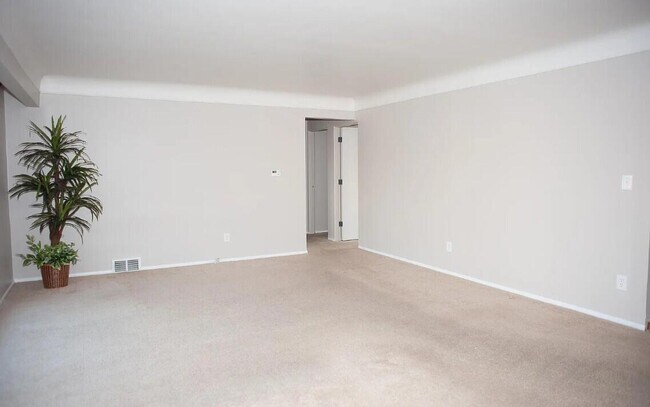 Building Photo - 14255 Cavell St