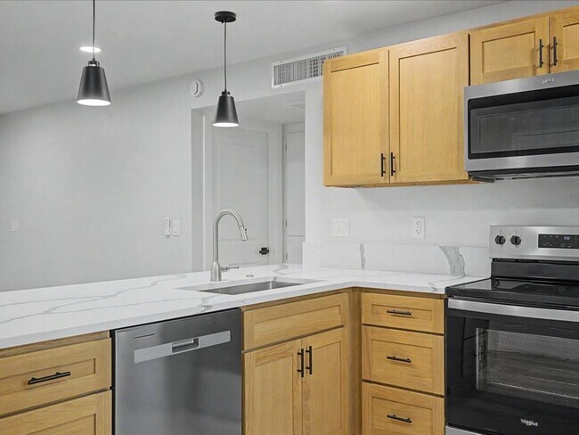Building Photo - Beautiful & Spacious Home with Modern Upgrades & Community Amenities