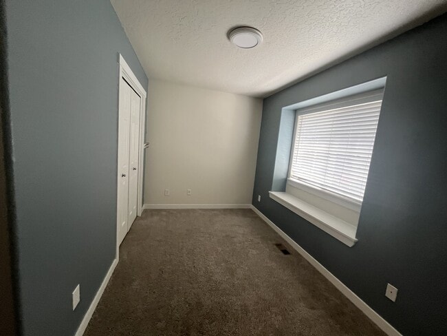 Building Photo - 1820 W Camelot Dr