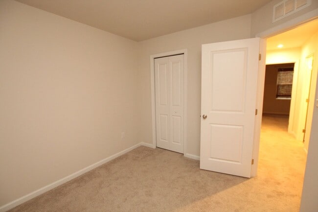 Building Photo - Easy living in this immaculate town home. ...