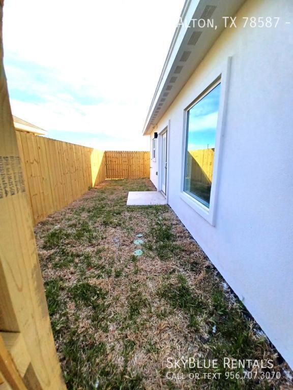 Building Photo - 1404 S Xanthia St