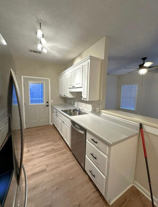 Building Photo - 105 Tomlinson Dr