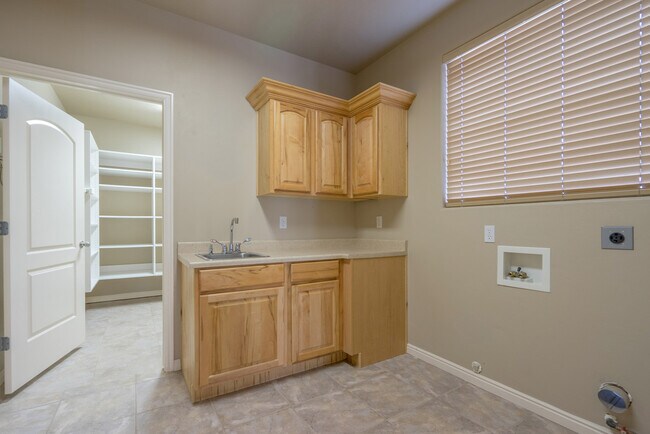 Building Photo - Beautiful St. George Home - Community Pool...