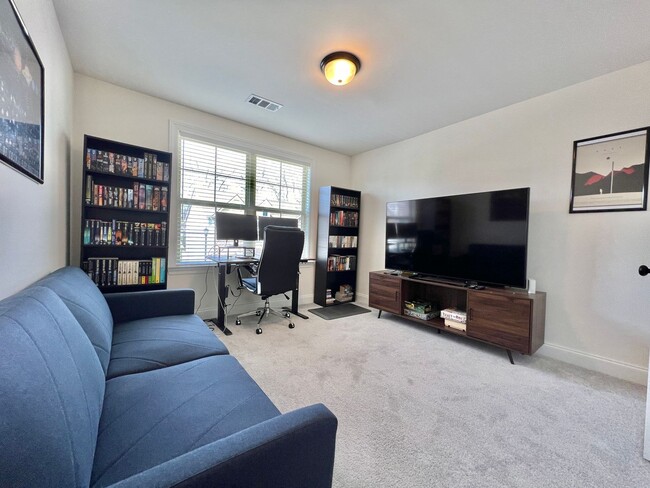 Building Photo - 3 Bed, 2.5 Bath Townhome w/ 1 Car Garage
