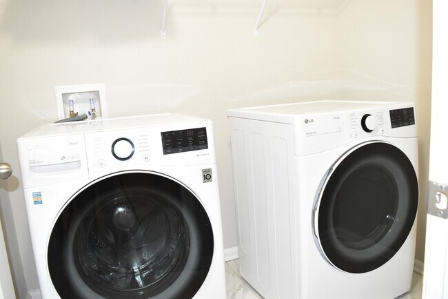 Building Photo - 572 Windermere Way