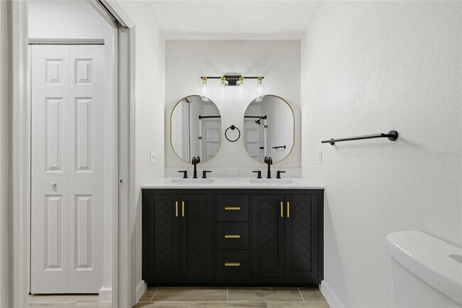 Building Photo - 712 NE 26th St