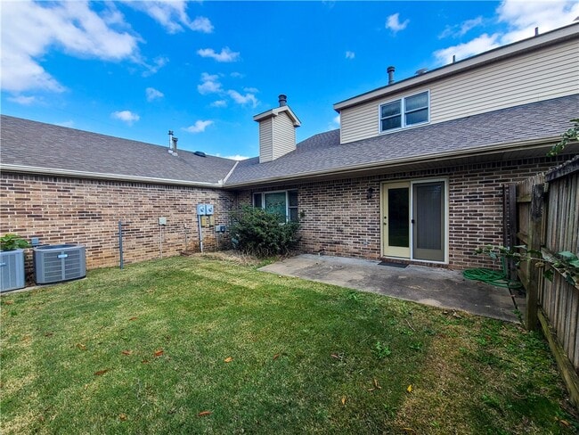 Building Photo - 1020 W Cypress St