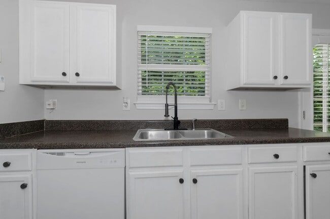 Building Photo - Available Now this Beautiful 4-Bedroom 2.5Baths Home in Stockbridge, GA!