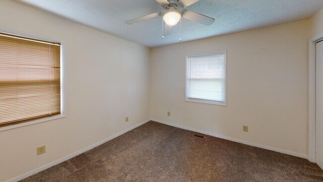 Building Photo - 5341 Country Club Dr