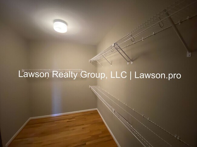 Building Photo - Craftsman Style One Level Living in Southw...