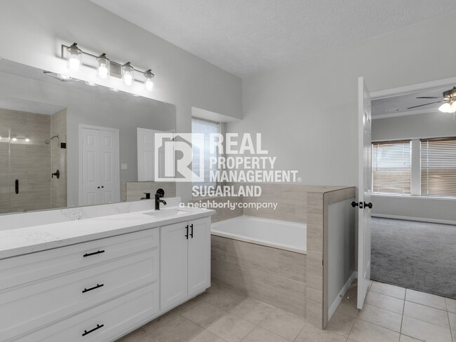 Building Photo - Executive Living in the Heart of Sugar Land