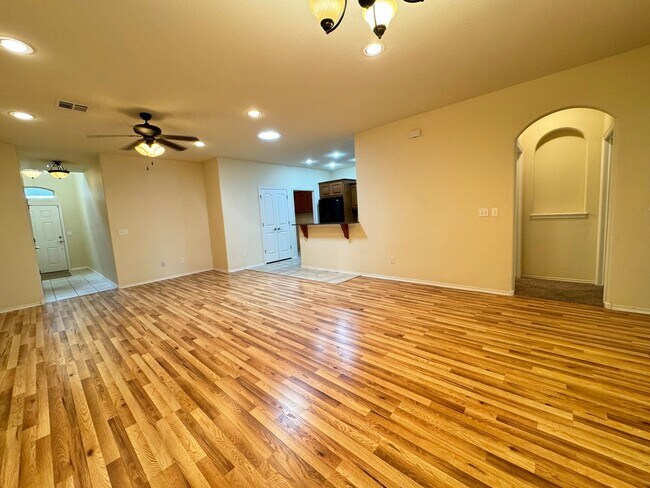 Building Photo - Stunning 2 bedroom 2 bathroom townhome in ...