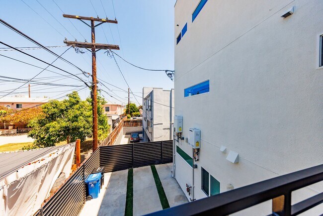 Building Photo - 3015 Alsace Ave