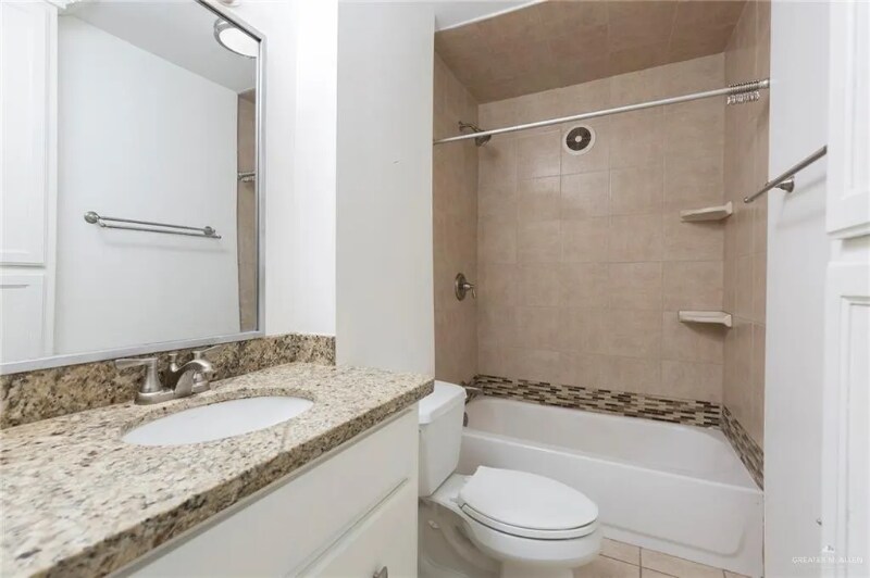 Building Photo - 816 Ivy Ave