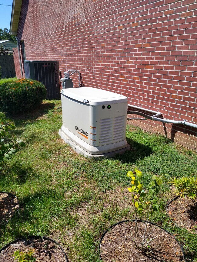 Building Photo - 101 Pinewood Dr