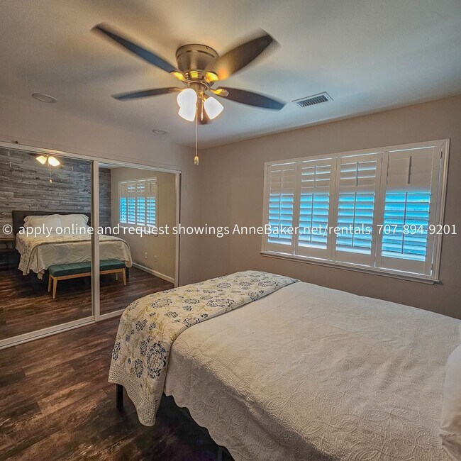 Building Photo - Exquisitely Updated Condo - Must See