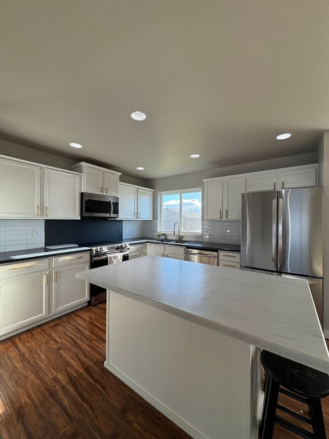 Building Photo - Newly Renovated & Ready to Impress!