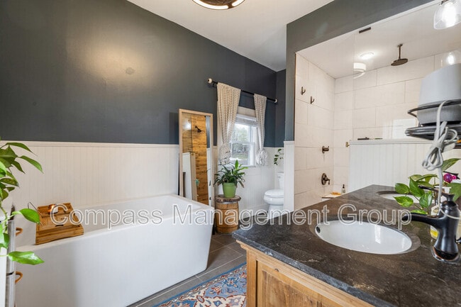 Building Photo - 625 Luttrell St