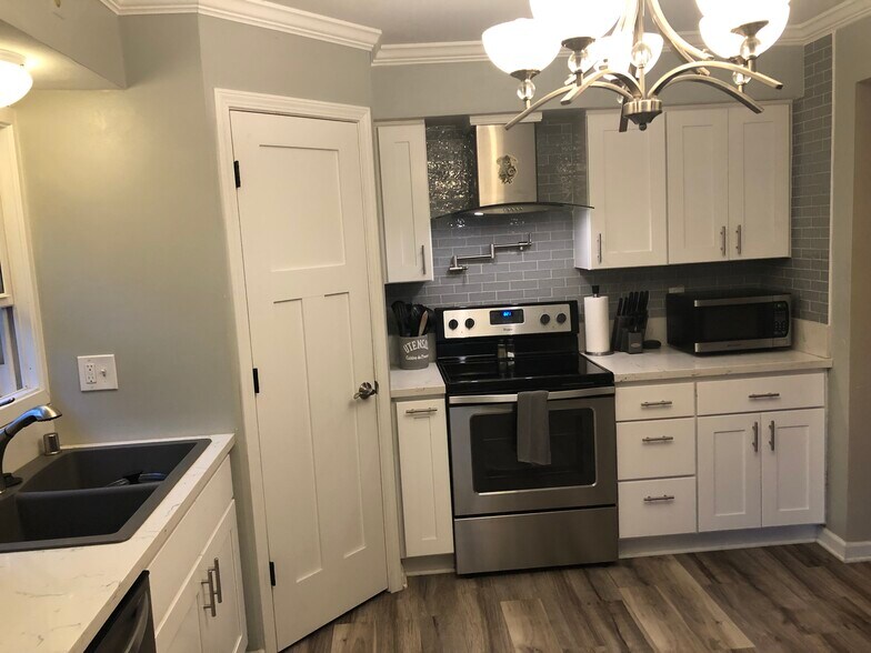 Kitchen - 3541 S Chase Ave