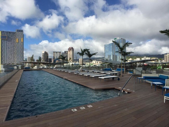 Building Photo - 1001 Queen St