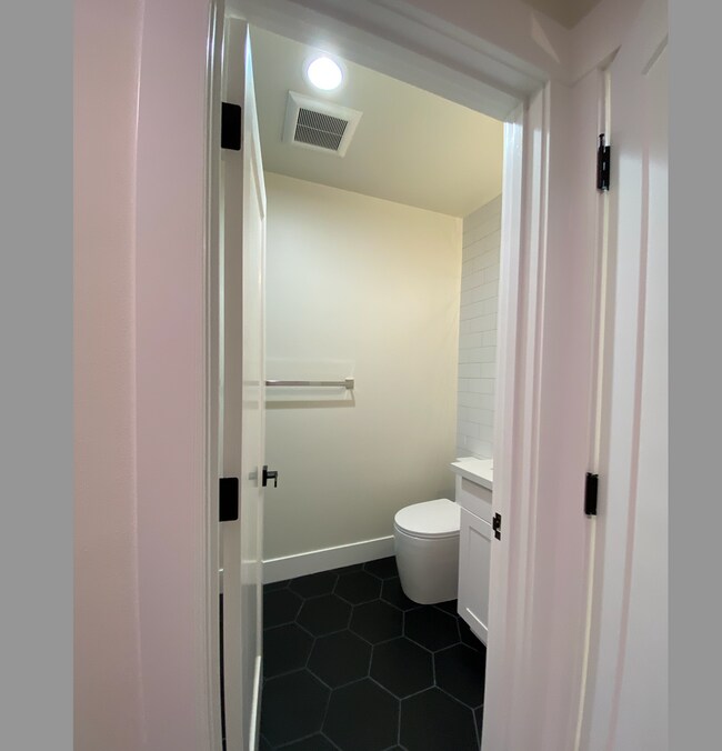 Building Photo - Modern Ballard Townhouse | 3 Beds, 2.5 Bat...