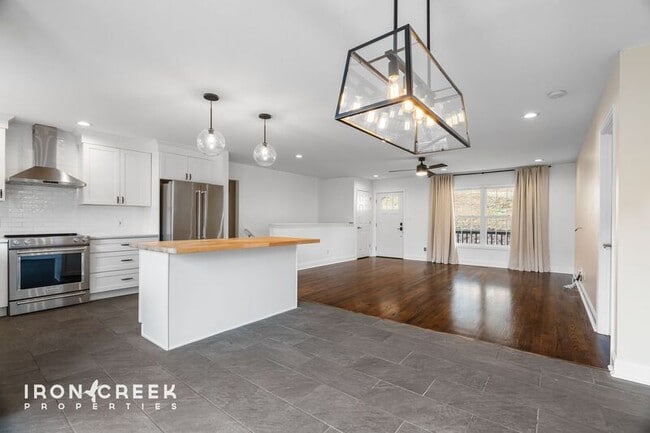 Building Photo - 8 Rose Briar Cir