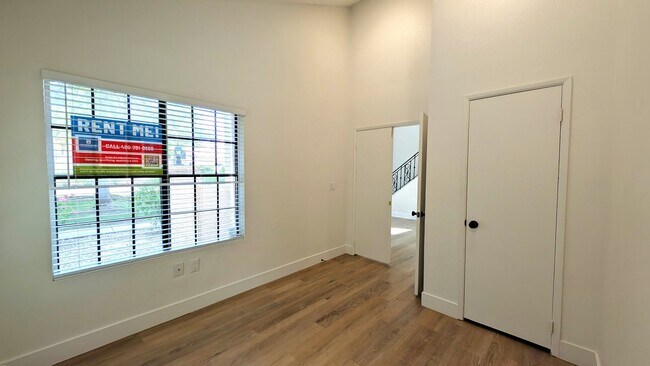Building Photo - 3 Bedroom Townhome in the Dartmouth Trace Community Near N Dobson Rd and W University Dr!