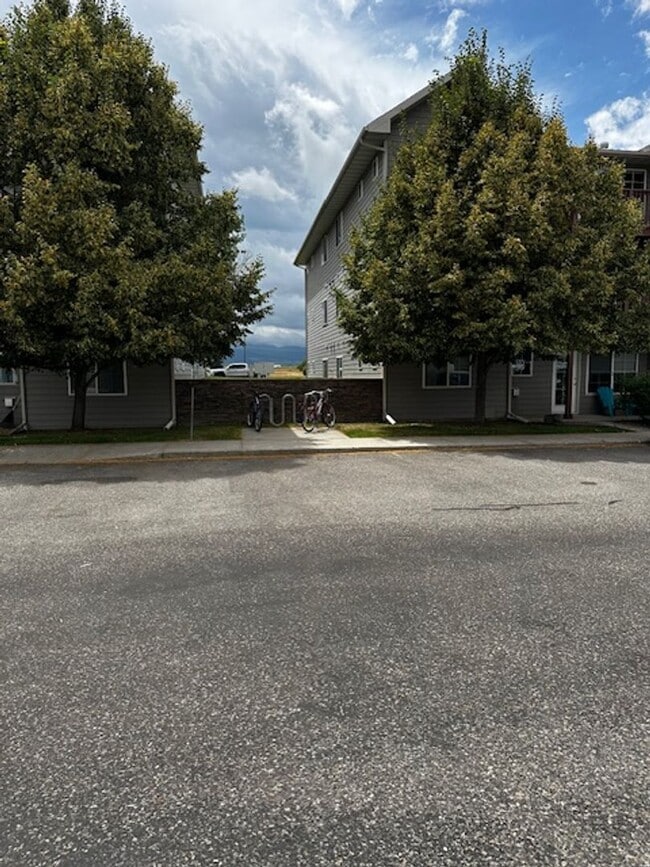 Building Photo - Great location, nice condo FRESH PAINT NOW AND NEW WINDOWS !