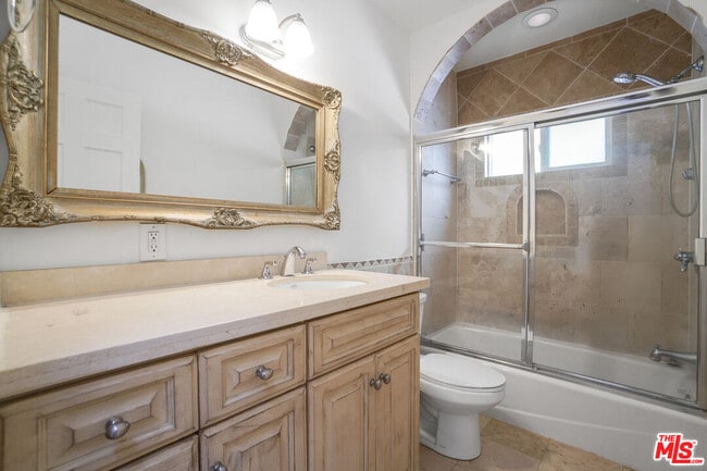 Building Photo - 449 N Sweetzer Ave