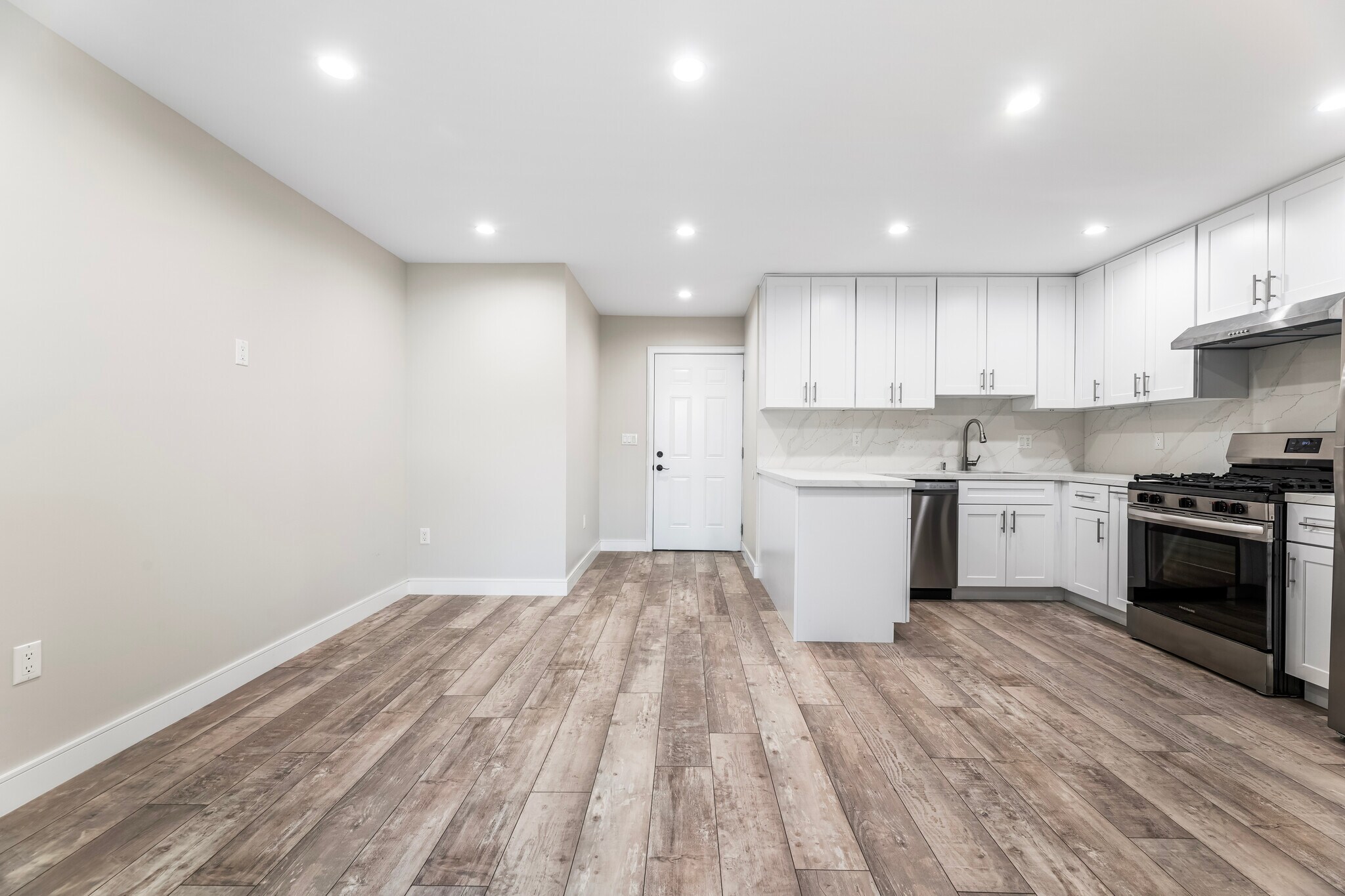 Building Photo - 2061 N Vermont Ave