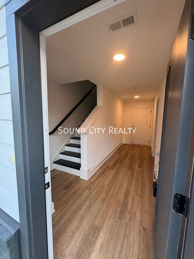 Building Photo - 700 N Dupont Ave