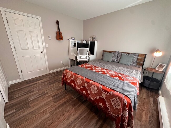 Building Photo - Quiet Kirkland Condo near Downtown Availab...