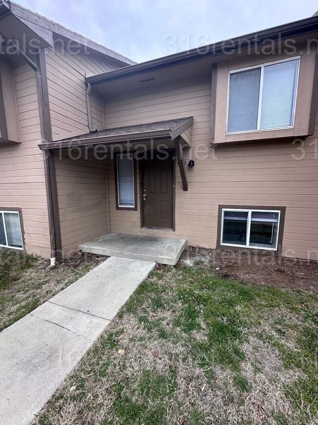 Building Photo - $895 - 2 bed 1.5 bath beautiful bi-level a...