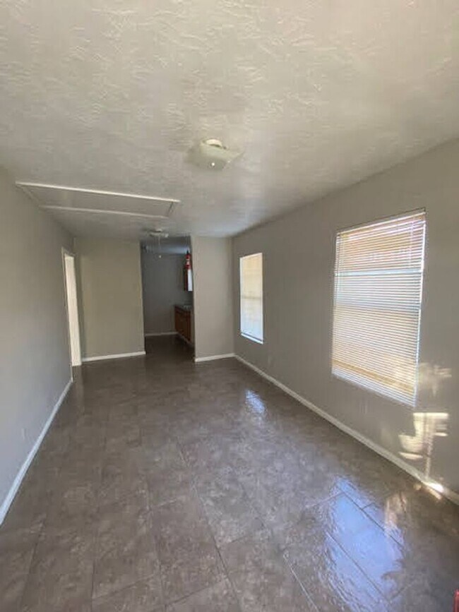 Building Photo - COME TOUR THIS NICE 2 BEDROOM 1 BATH DUPLE...