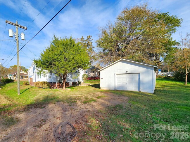 Building Photo - 317 Westview St