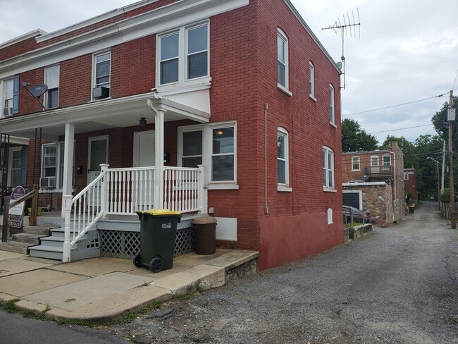 Building Photo - Two Bedroom Lancaster City Row Home