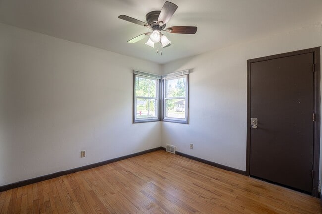 Building Photo - 2113 Lake Point Dr