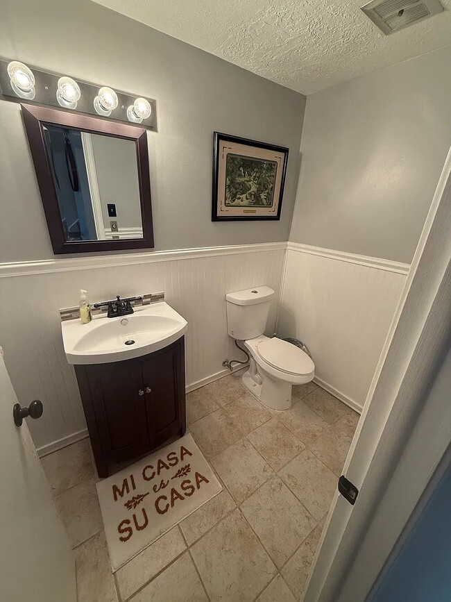 Building Photo - Charming 2-Bed Townhouse with 1.5 Baths in Serene UT Locale