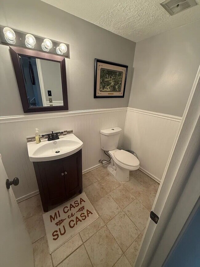 Building Photo - Mountain Privacy, City living