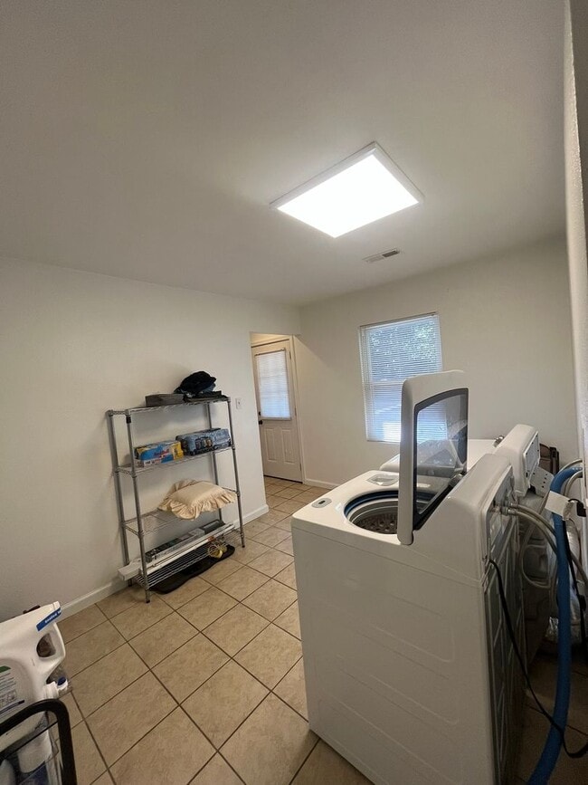 Building Photo - Gorgeous private home in Altavista!