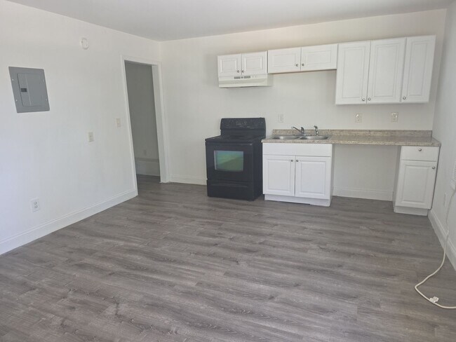 Building Photo - 1 Bedroom Available Now!