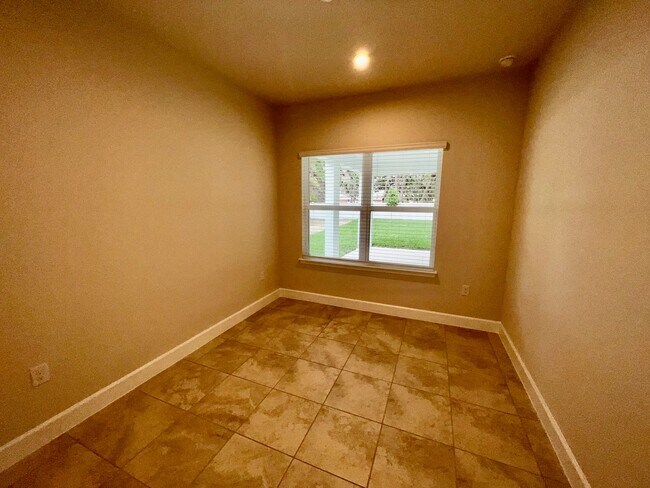 Building Photo - Stunning 5 bedroom 3 bath Winter Haven Home near Lego Land!