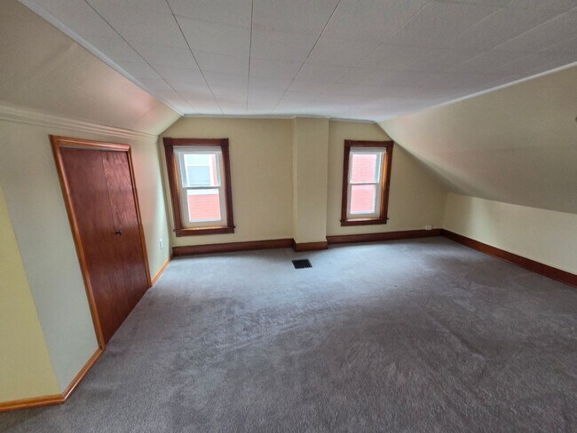 Building Photo - 424 E Locust St