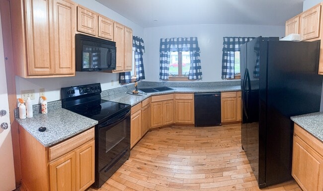 Building Photo - 167 Main St